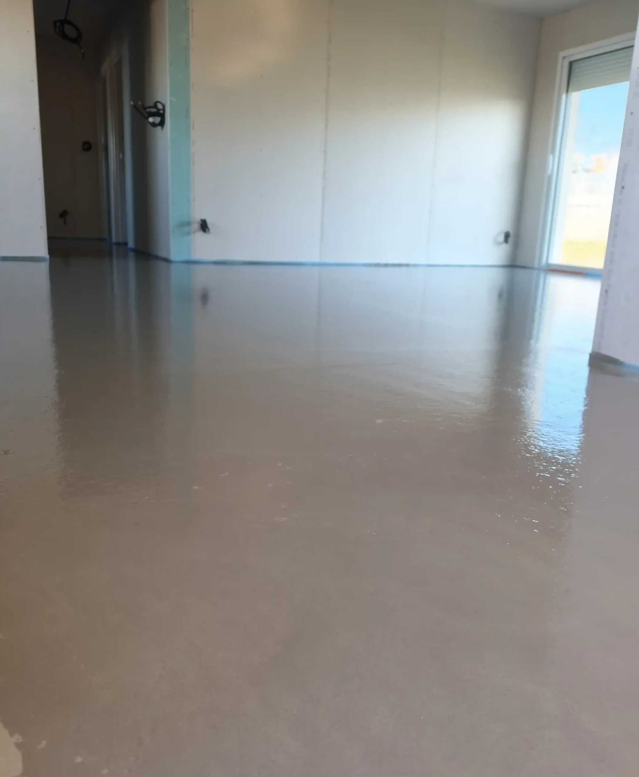 Coulage de chape dans une maison neuve